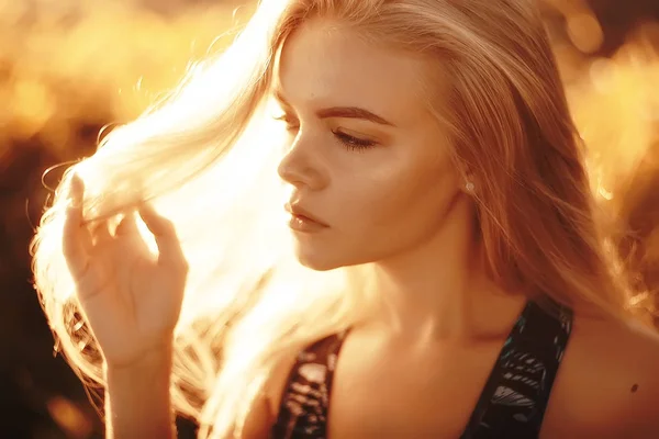 Mooie Jonge Vrouw Die Het Dragen Van Sportkleding Poseren Zomer — Stockfoto