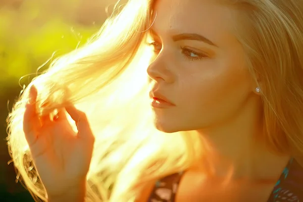 Vacker Ung Kvinna Som Bär Sportkläder Poserar Sommaren Lawn — Stockfoto