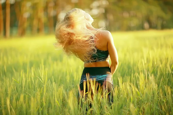 Bella Giovane Donna Che Indossa Abbigliamento Sportivo Posa Prato Estivo — Foto Stock