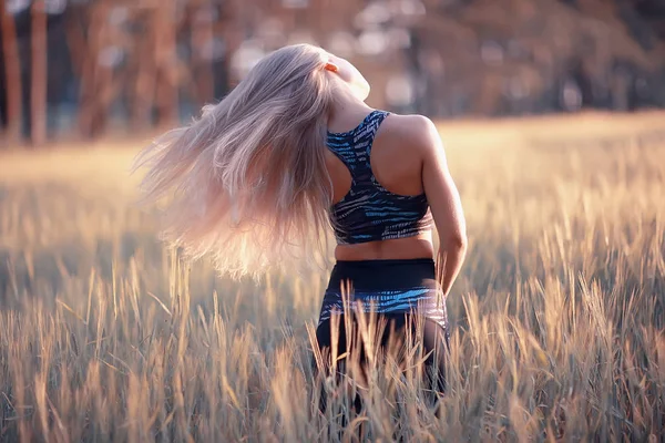 Jeune Femme Athlétique Jogging Extérieur Nature Estivale — Photo