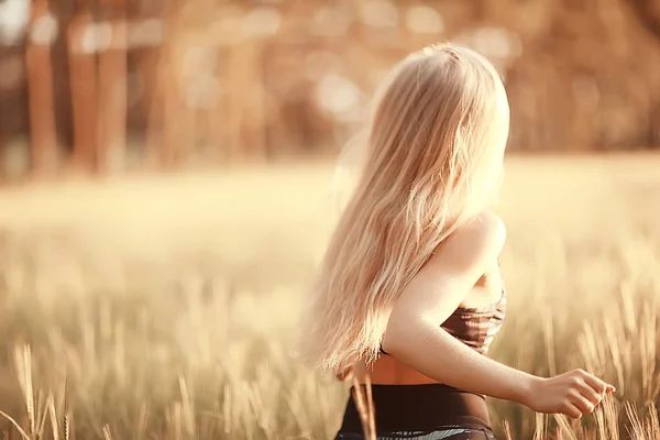 Young Beautiful Woman Long Hair Posing Oat Field Summer Vacation — Stock Photo, Image