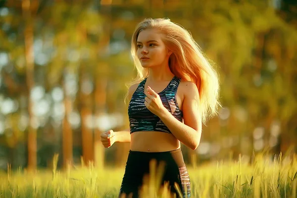 Femeie Atractivă Alergând Pădurea Vară Tineri Atletic Femeie Jogging Aer — Fotografie, imagine de stoc
