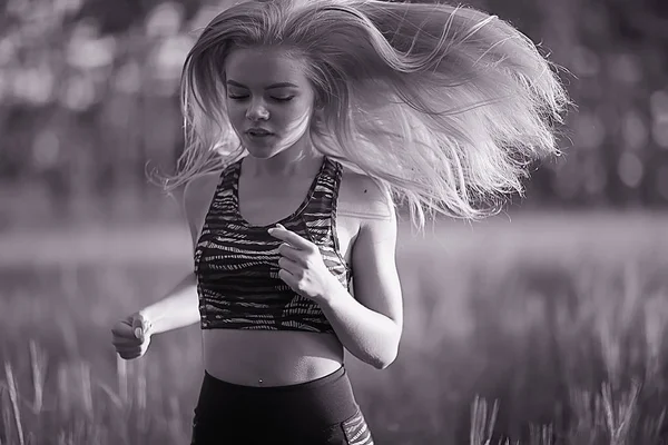 Молодая Спортсменка Бег Трусцой Открытом Воздухе Летняя Природа — стоковое фото