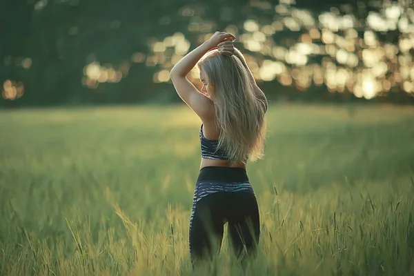 Vacker Ung Kvinna Som Bär Sportkläder Sommaren Park Jogging Och — Stockfoto