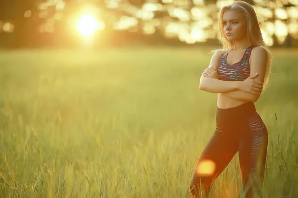 Hermosa Mujer Joven Con Ropa Deportiva Parque Verano Trotar Concepto — Foto de Stock