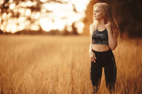 Piękna Młoda Kobieta Noszenia Odzieży Sportowej Lato Park Jogging Sport — Zdjęcie stockowe