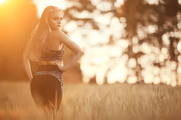 Привлекательная Женщина Бегает Осеннем Лесу Молодая Спортсменка Бегает Свежем Воздухе — стоковое фото