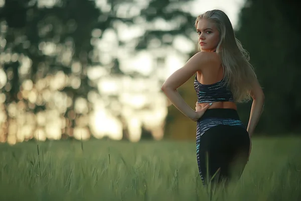 Hermosa Mujer Joven Con Ropa Deportiva Parque Verano Trotar Concepto — Foto de Stock