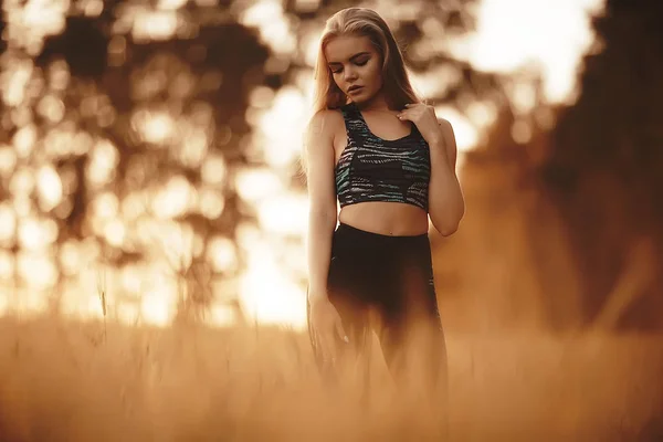 Hermosa Mujer Joven Con Ropa Deportiva Parque Verano Trotar Concepto — Foto de Stock