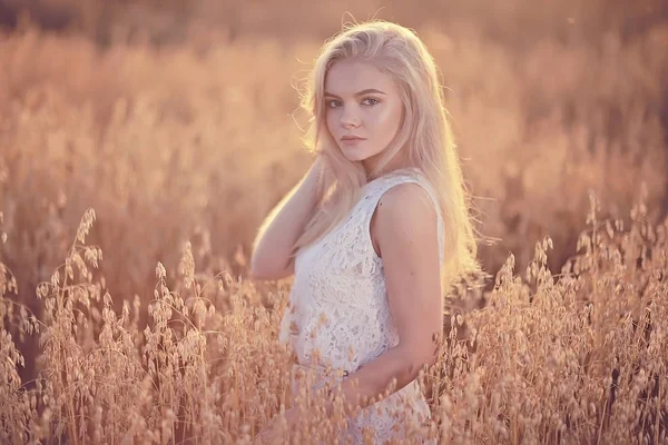 Joven Hermosa Mujer Con Pelo Largo Posando Campo Avena Vacaciones —  Fotos de Stock