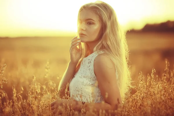 Joven Hermosa Mujer Con Pelo Largo Posando Campo Avena Vacaciones —  Fotos de Stock