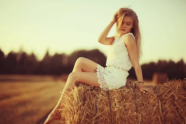 Joven Hermosa Mujer Con Pelo Largo Posando Campo Avena Vacaciones — Foto de Stock