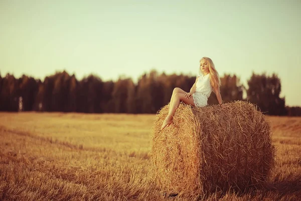 美丽的年轻妇女在农村田野日落 — 图库照片