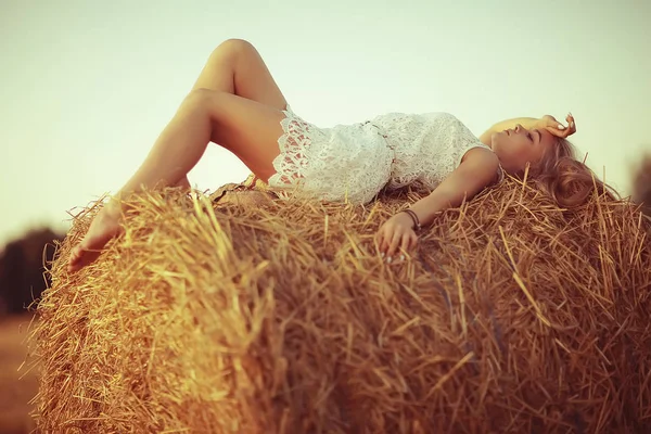 Bella Giovane Donna Con Capelli Lunghi Posa Sul Pagliaio — Foto Stock