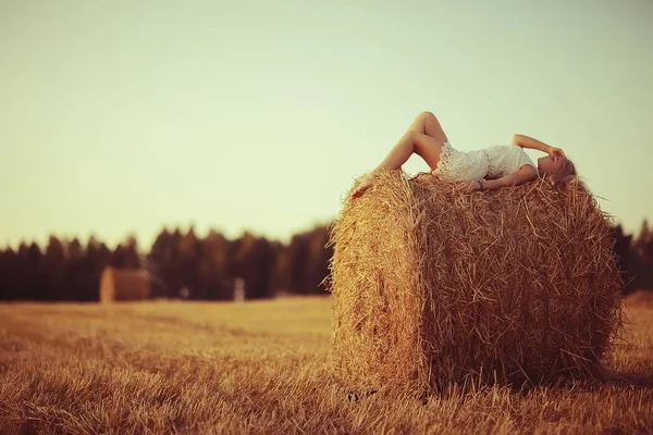 Hermosa Joven Campo Rural Atardecer Vacaciones Verano —  Fotos de Stock