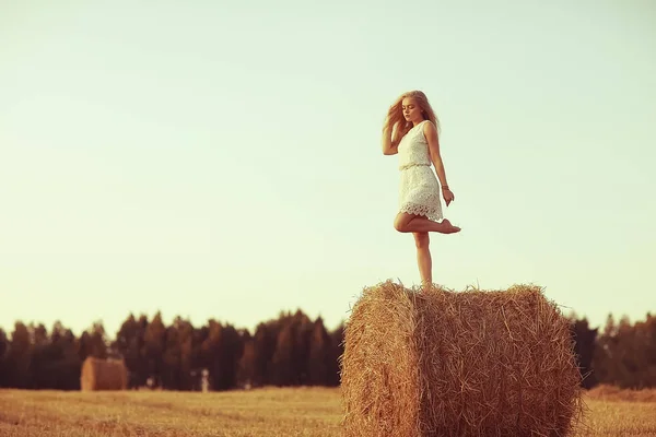 夏休みに農村フィールドに美しい若い女性 — ストック写真