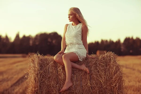 Vacker Ung Kvinna Med Långt Hår Poserar Hay Stack — Stockfoto