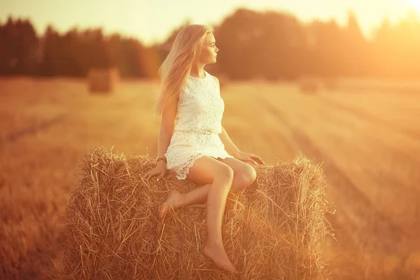 Young Beautiful Woman Long Hair Posing Oat Field Summer Vacation — Stock Photo, Image