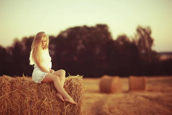Junge Schöne Frau Mit Langen Haaren Posiert Auf Dem Haferfeld — Stockfoto