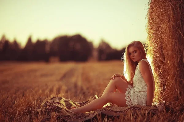 干し草スタックに近いポーズ長い髪を持つ美しい若い女性 — ストック写真