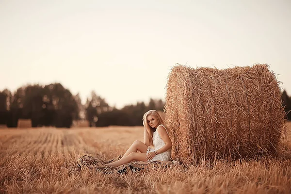 Beautiful Young Woman Rural Field Sunset Summer Vacation — Stock Photo, Image