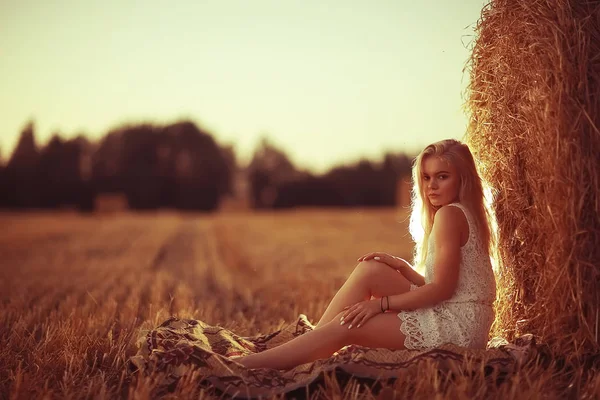 Όμορφη Νεαρή Γυναίκα Στον Αγροτικό Τομέα Στο Ηλιοβασίλεμα Για Καλοκαιρινές — Φωτογραφία Αρχείου
