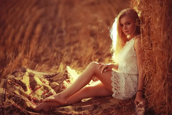 Красивая Молодая Женщина Сельской Местности Закате Летние Каникулы — стоковое фото