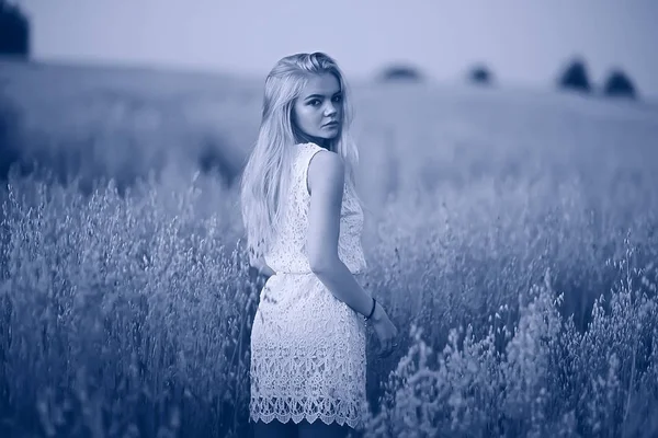 Joven Hermosa Mujer Con Pelo Largo Posando Campo Avena Vacaciones — Foto de Stock