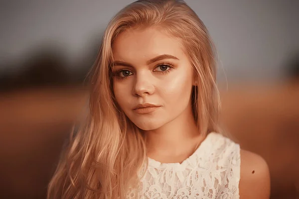 Jonge Mooie Vrouw Met Lang Haar Die Zich Voordeed Bij — Stockfoto