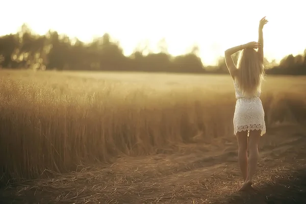 Mladá Krásná Žena Dlouhými Vlasy Působícím Poli Ovesných Letní Prázdniny — Stock fotografie