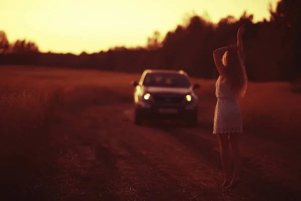 Bela Jovem Mulher Campo Rural Pôr Sol Férias Verão — Fotografia de Stock