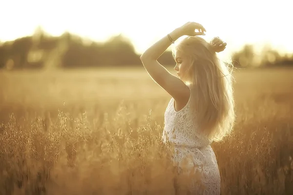 Jovem Mulher Bonita Com Cabelos Longos Posando Campo Aveia Férias — Fotografia de Stock