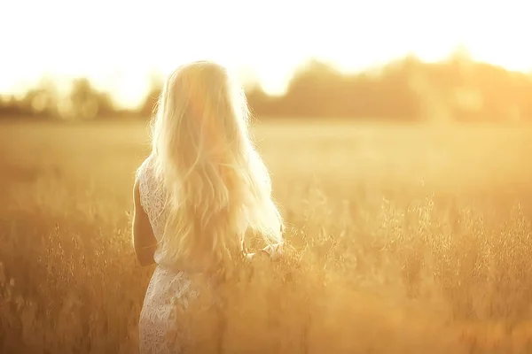 Jeune Belle Femme Aux Cheveux Longs Posant Champ Avoine Vacances — Photo