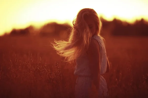 Giovane Bella Donna Con Capelli Lunghi Posa Campo Avena Vacanze — Foto Stock