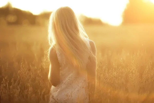 Joven Hermosa Mujer Con Pelo Largo Posando Campo Avena Vacaciones — Foto de Stock