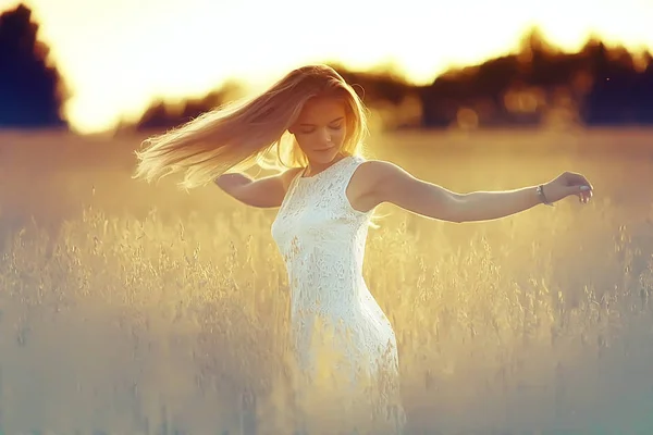 Giovane Bella Donna Con Capelli Lunghi Posa Campo Avena Vacanze — Foto Stock