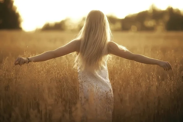 Jovem Mulher Bonita Com Cabelos Longos Posando Campo Aveia Férias — Fotografia de Stock