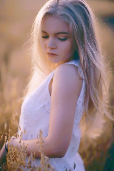 Молодая Красивая Женщина Длинными Волосами Позирует Овсяном Поле Летние Каникулы — стоковое фото