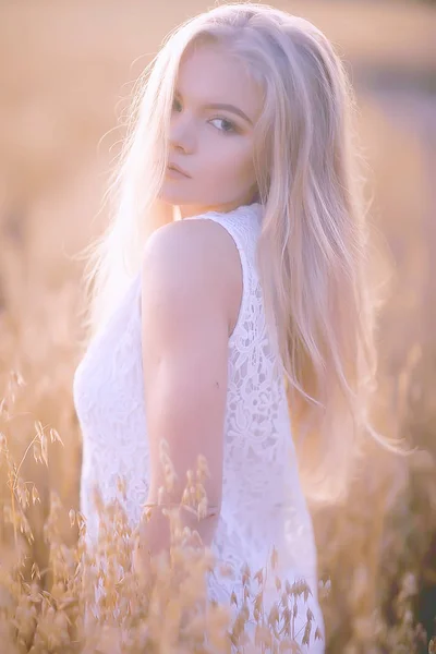 燕麦の畑 夏休みでポーズをとって髪の長い若い美しい女性 — ストック写真