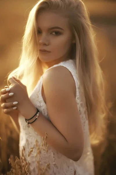 Giovane Bella Donna Con Capelli Lunghi Posa Campo Avena Vacanze — Foto Stock