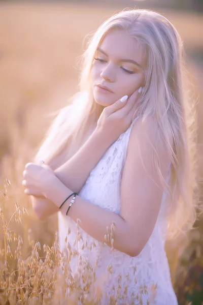 Giovane Bella Donna Con Capelli Lunghi Posa Campo Avena Vacanze — Foto Stock