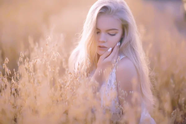 Jovem Mulher Bonita Com Cabelos Longos Posando Campo Aveia Férias — Fotografia de Stock