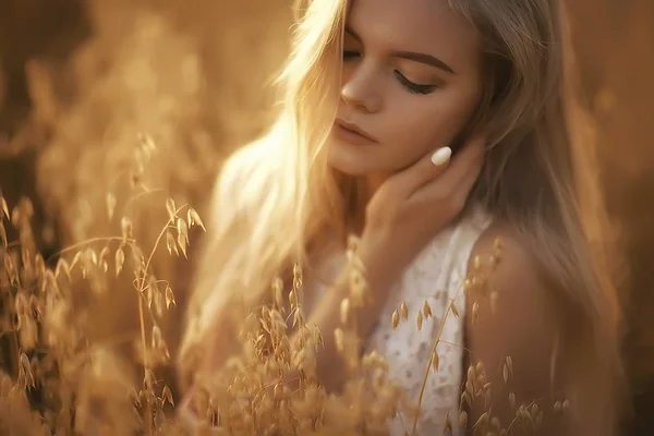 Jovem Mulher Bonita Com Cabelos Longos Posando Campo Aveia Férias — Fotografia de Stock