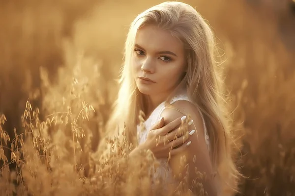 Young Beautiful Woman Long Hair Posing Oat Field Summer Vacation — Stock Photo, Image