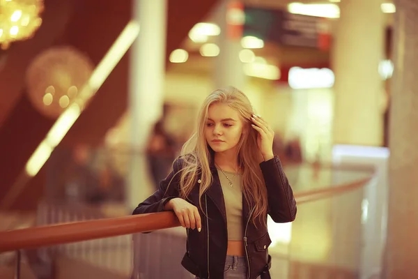 Hermosa Joven Con Pelo Largo Posando Calle Ciudad Por Noche — Foto de Stock