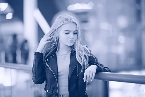 Beautiful Young Woman Long Hair Posing City Street Night — Stock Photo, Image