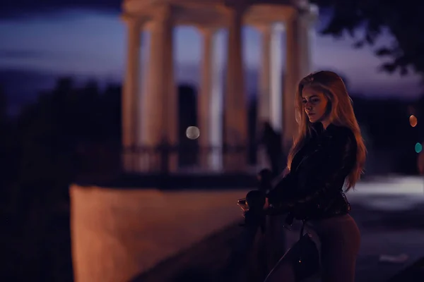 Bela Jovem Com Cabelo Comprido Posando Rua Cidade Noite — Fotografia de Stock