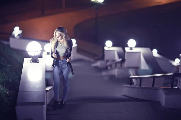 Hermosa Joven Con Pelo Largo Posando Calle Ciudad Por Noche — Foto de Stock