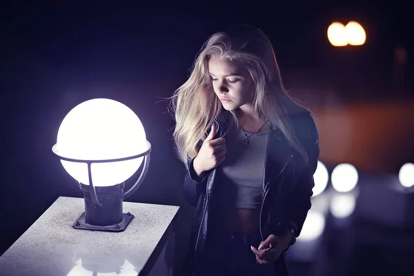 Femeie Tânără Frumoasă Păr Lung Pozând Strada Orașului Noaptea — Fotografie, imagine de stoc