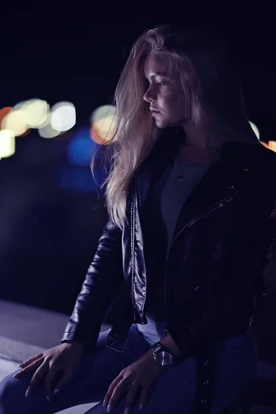 Bela Jovem Com Cabelo Comprido Posando Rua Cidade Noite — Fotografia de Stock